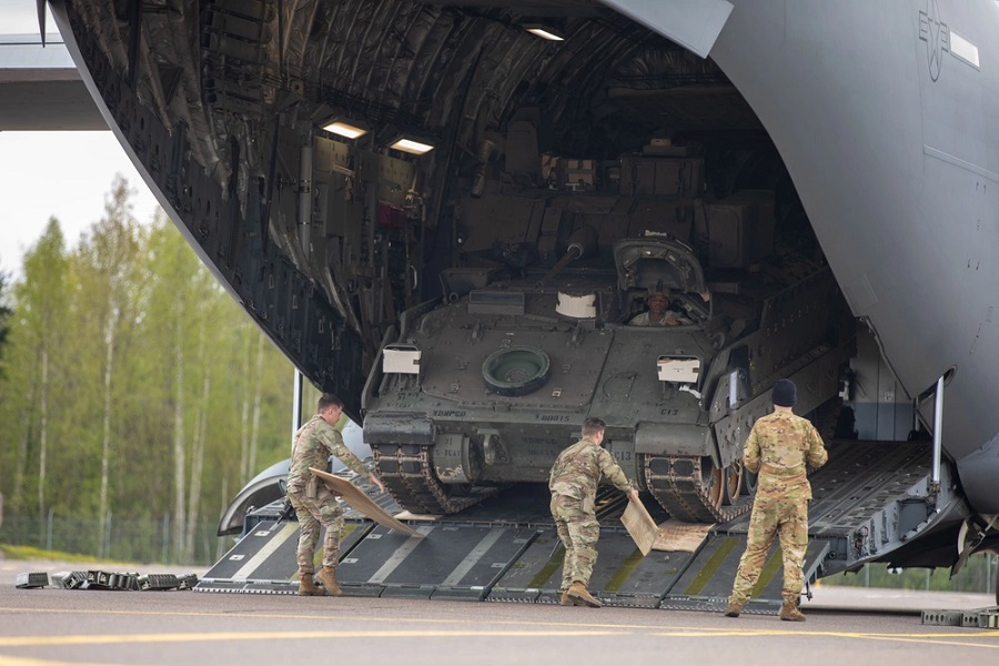 Udlæsning af Bradley i Estland. Illustration: Den amerikanske hær