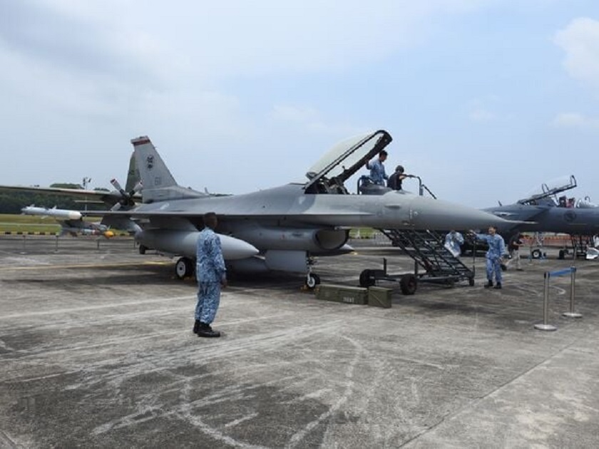 Singapore Air Force har offentligt bekræftet, at deres moderniserede F-16 Fighting Falcon-kampfly er bevæbnet med fjerdegenerations Python 5-missiler med en rækkevidde på 20 km.