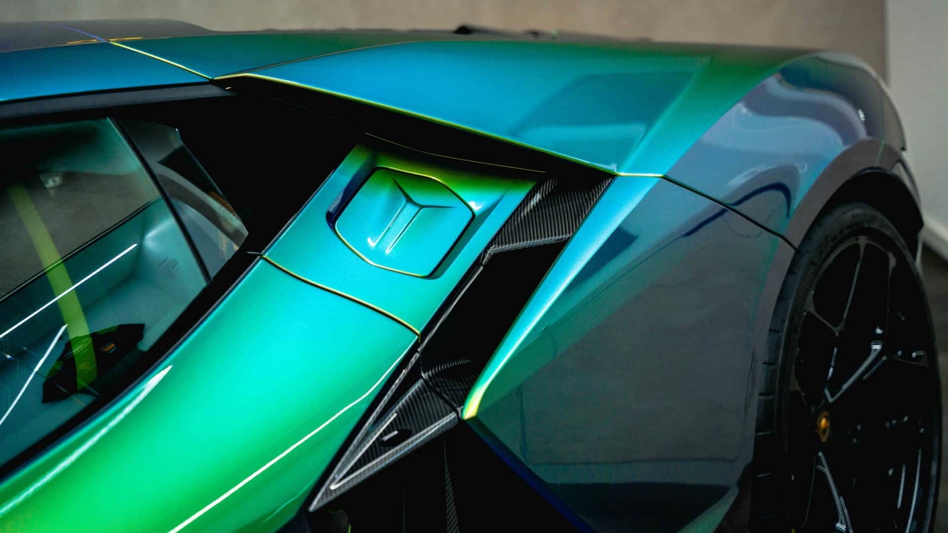 Lamborghini Revuelto med en snas farve
