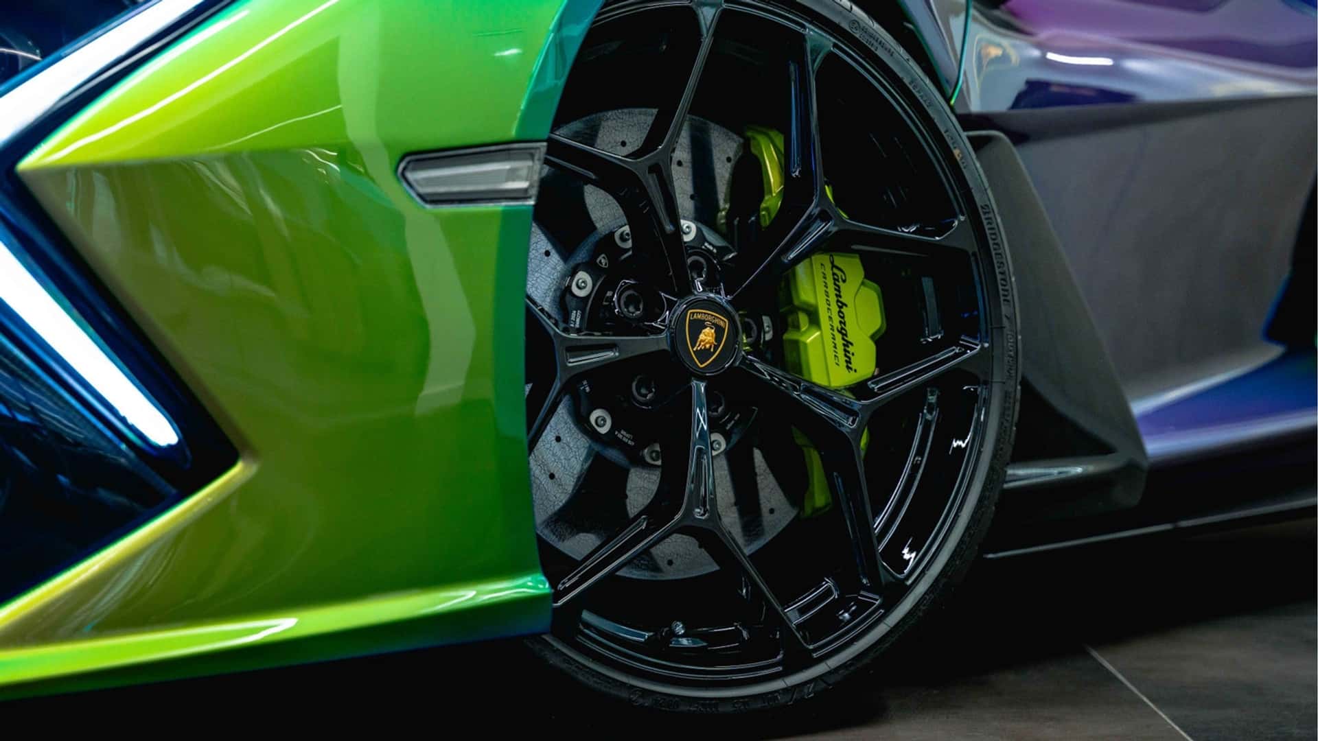 Lamborghini Revuelto med en snas farve