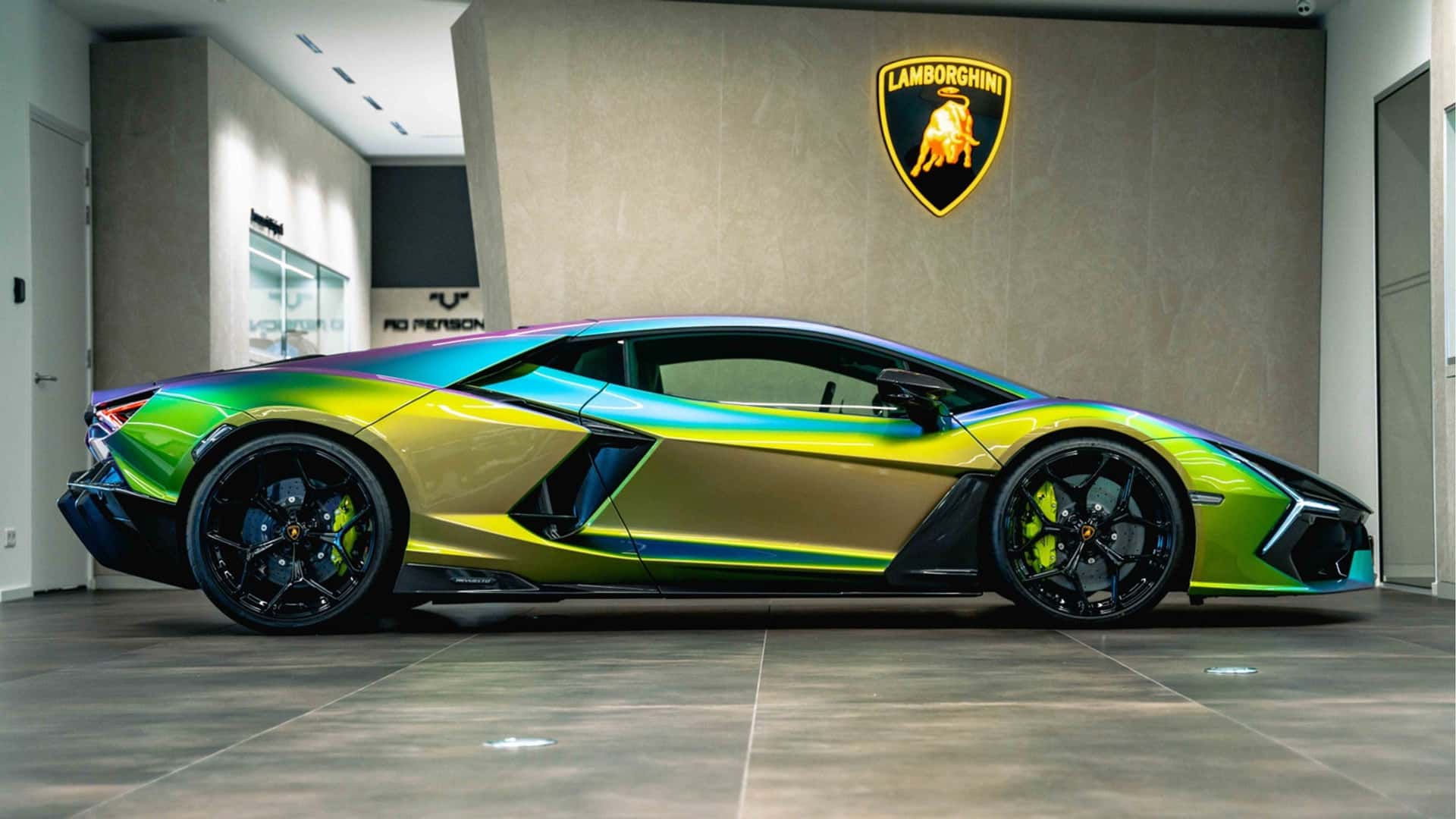 Lamborghini Revuelto med en snas farve