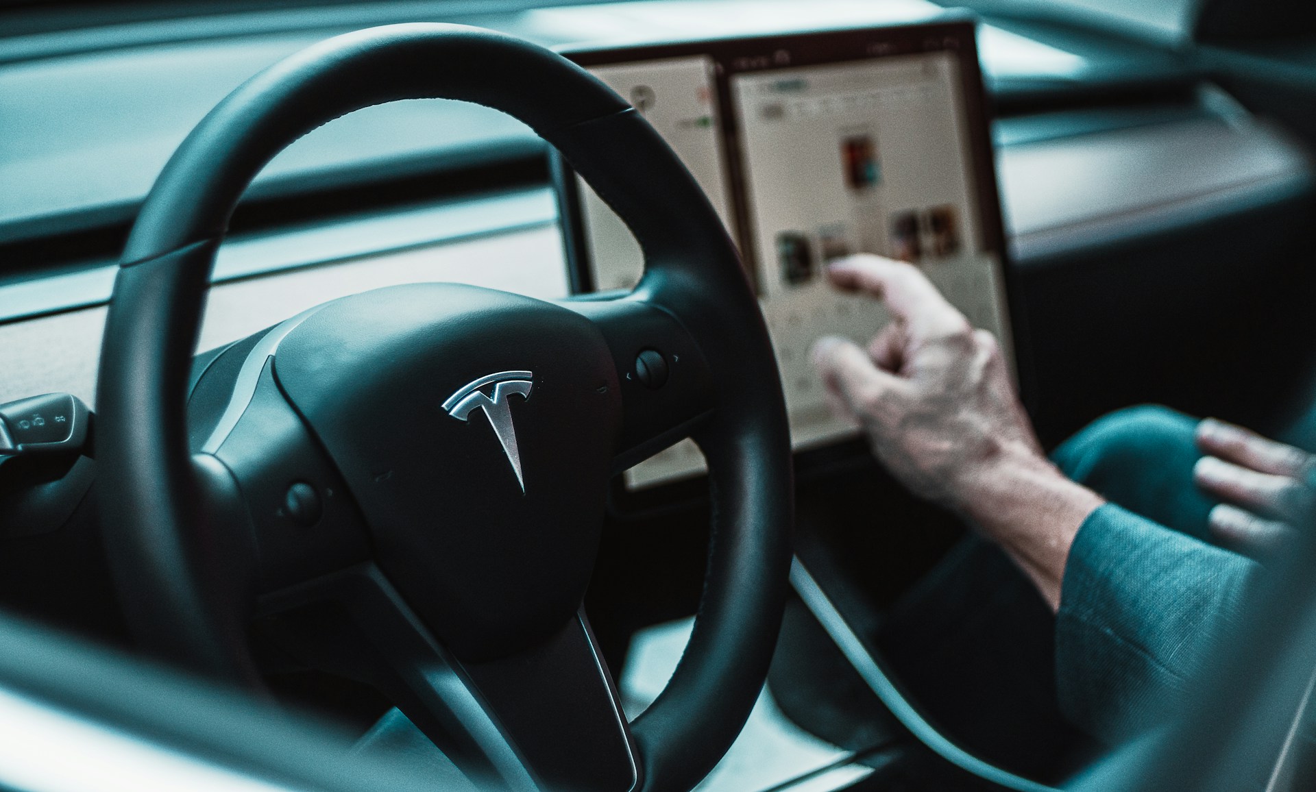 Tesla halverer abonnementsprisen på Full Self Driving midt i nedgangen i salget af nye biler