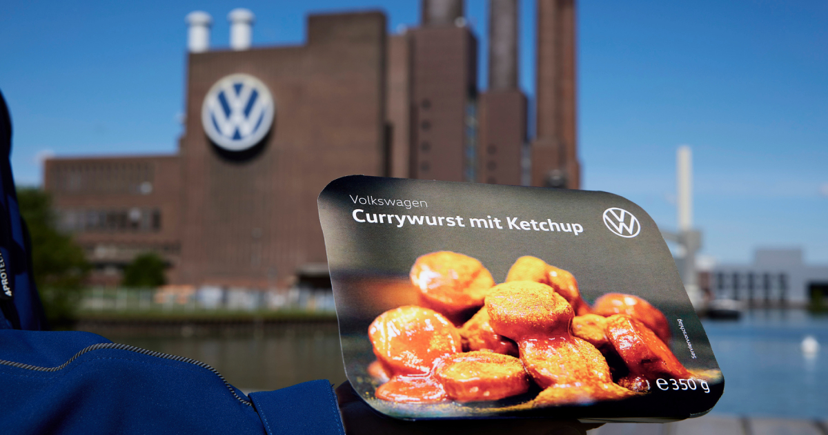 Volkswagen Currywurst mit Ketchup i baggrunden af fabrikken