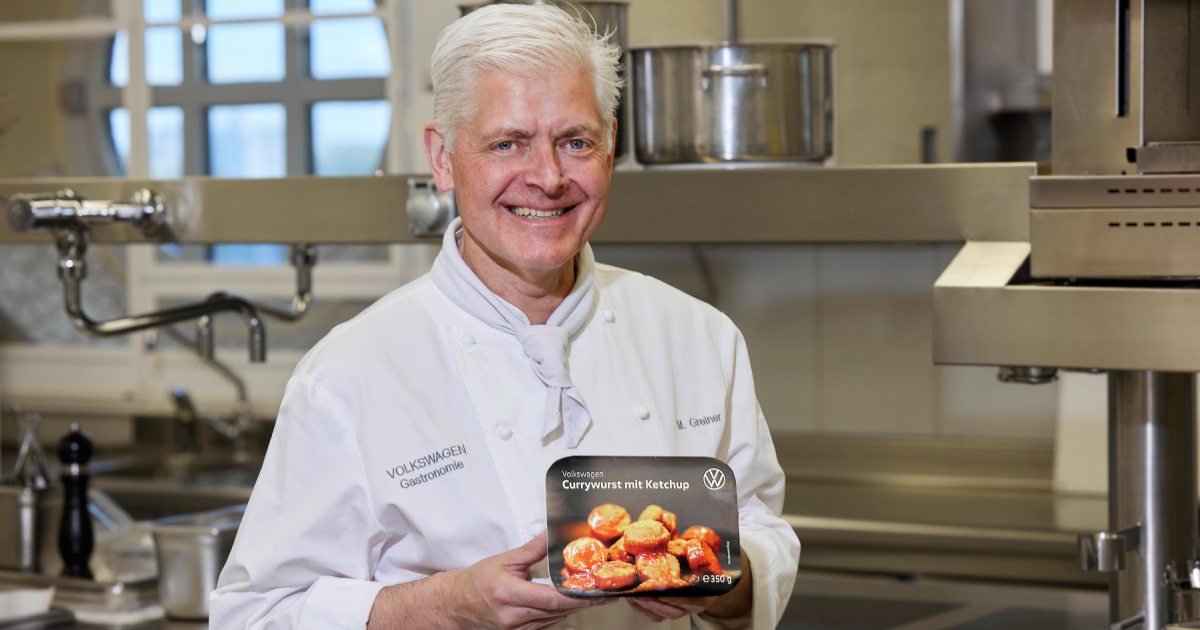 Markus Greiner med en pakke Currywurst mit Ketchup