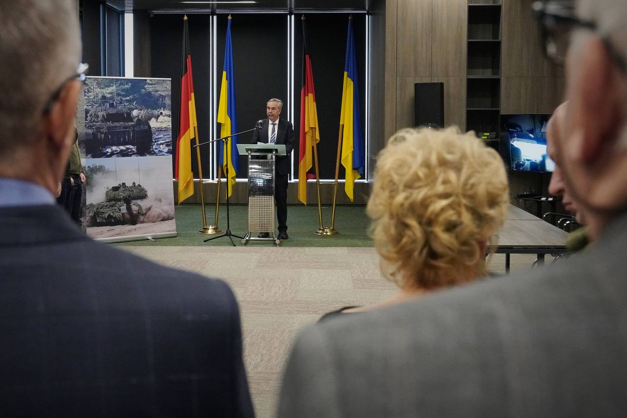 Konference efter underskrivelsen af aftalen. Illustration: Tyske Smetanin