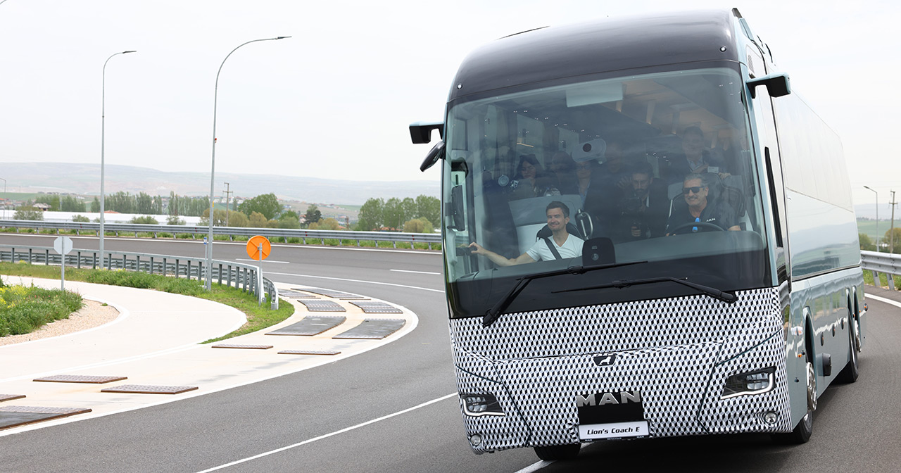 Prototype af elektriske bus MAN Lion's Coach E, designet i camouflage