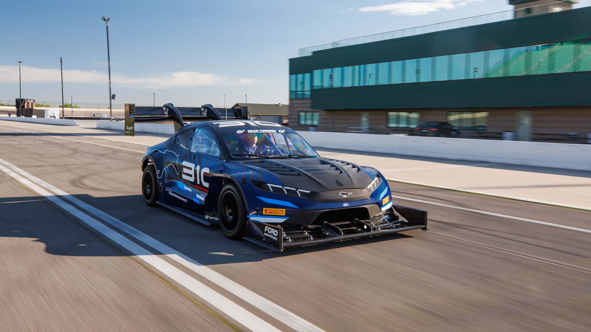 Ford Mustang Mach-E med kraftfulde anti-fløje.