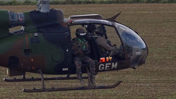 Soldater fra det franske 3. helikopterregiment øver sig i at bruge droner