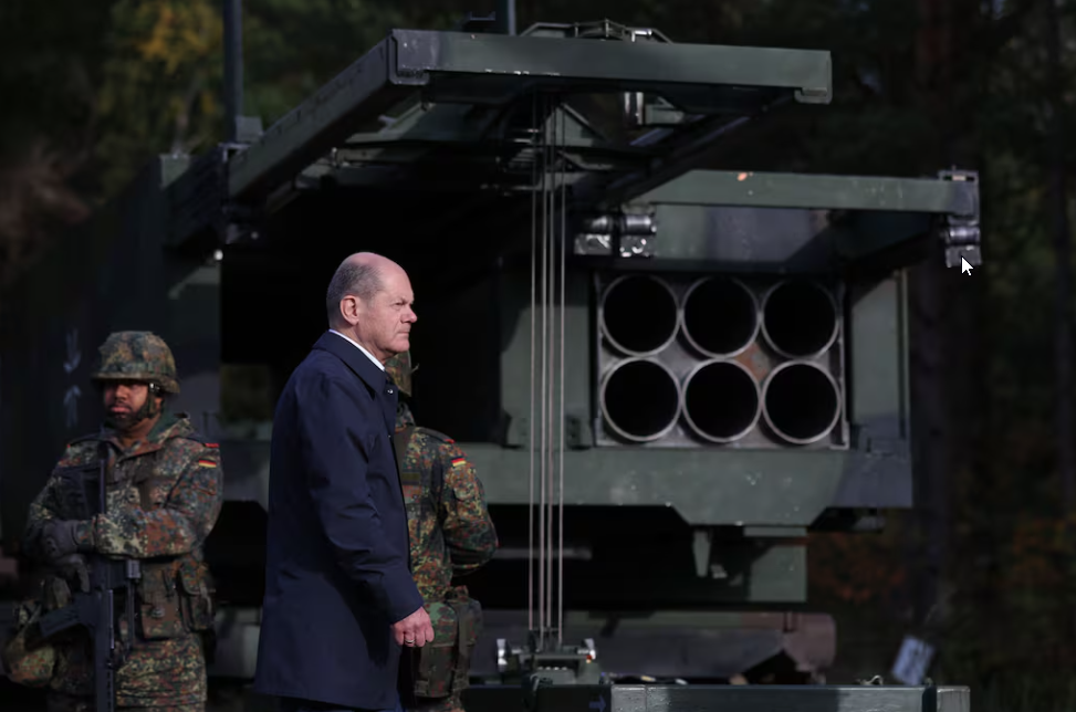 Den tyske kansler Olaf Scholz ved siden af Multiple Launch Rocket System (MARS II)