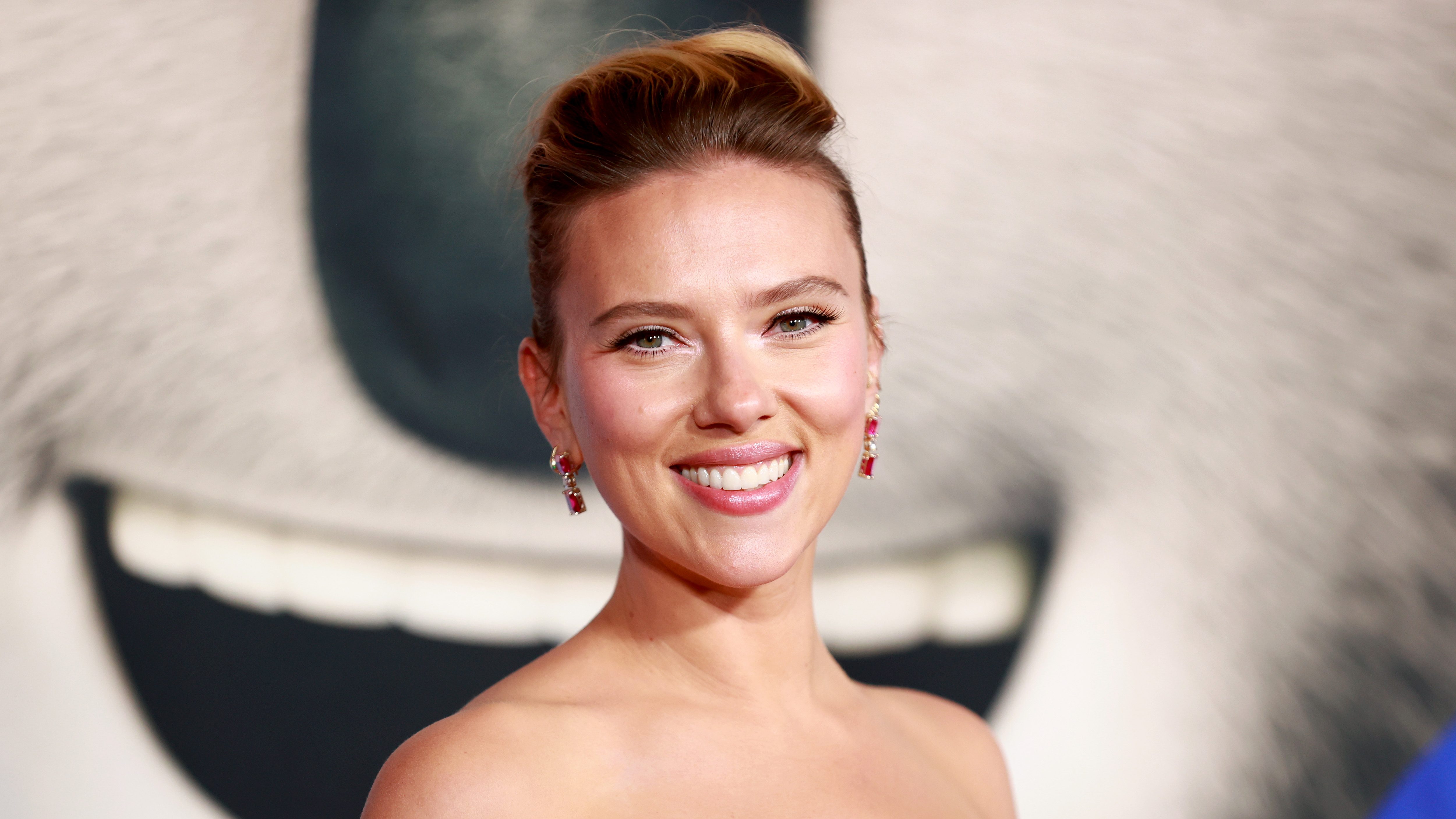 Scarlett Johansson sagsøger udviklerne af en AI-app for at klone hendes stemme i reklamer.