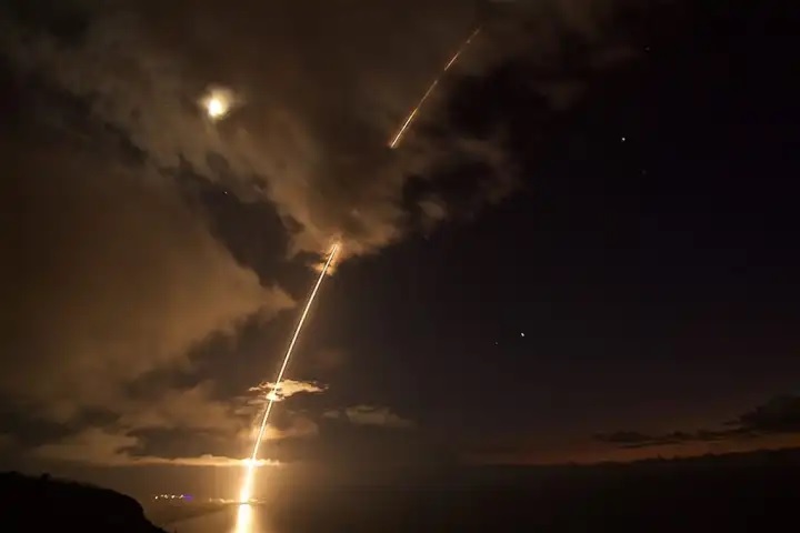 Et ballistisk mellemdistancemissil affyret fra Hawaii i 2017. Illustration: Missile Defence Agency