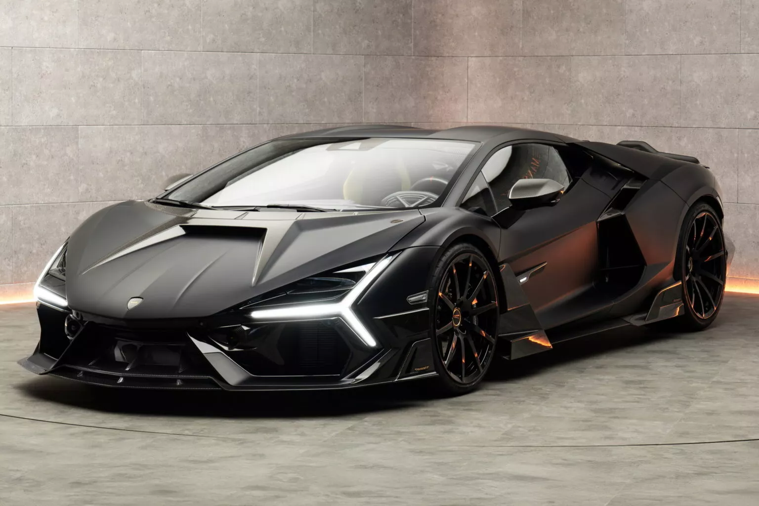 Lamborghini Revuelto by Mansory i smukke omgivelser