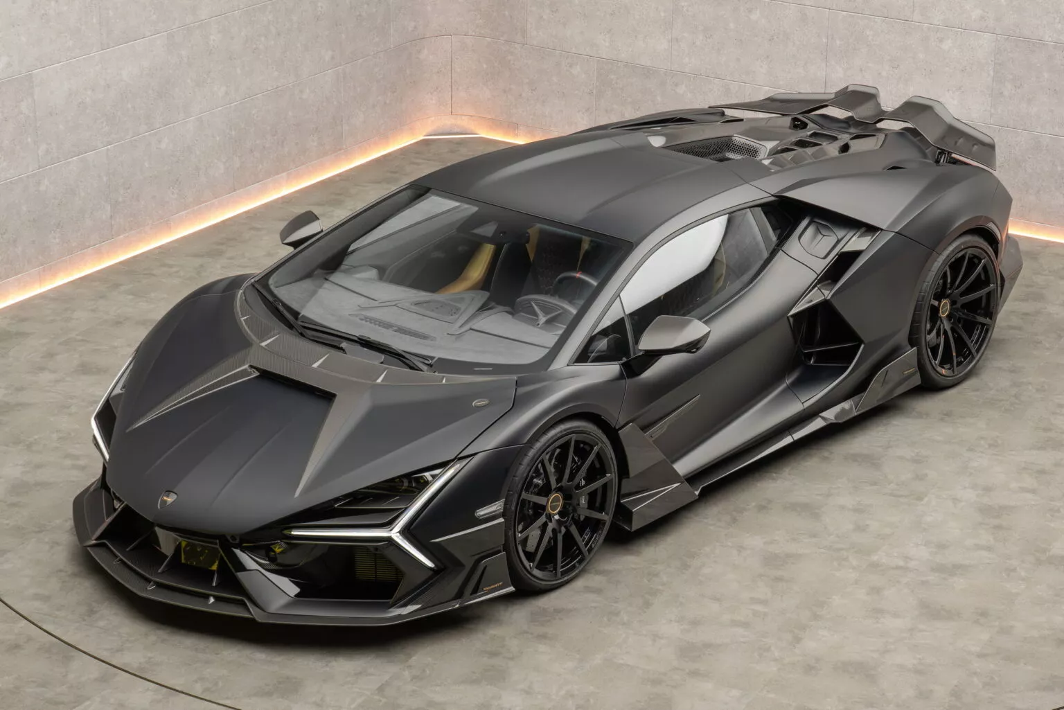 Lamborghini Revuelto carbon motorhjelm af Mansory