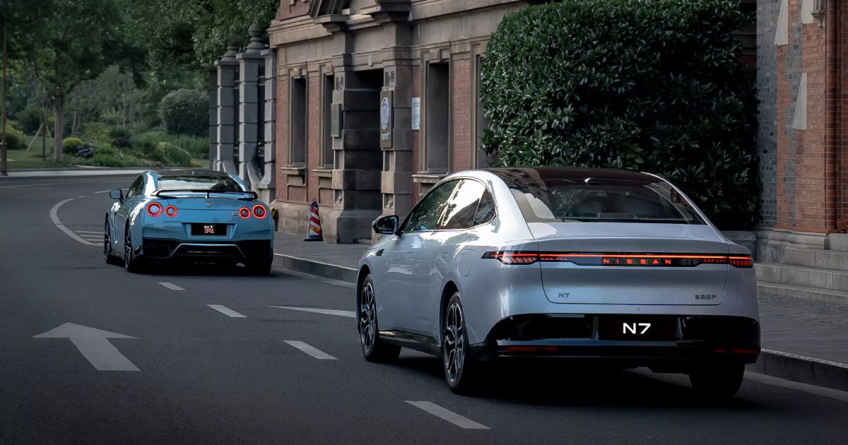 Andet perspektiv af Nissan N7 og GT-R