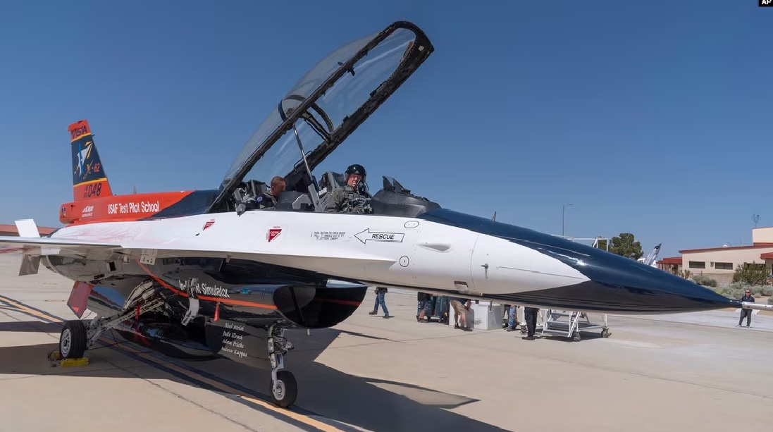 Kunstig intelligens ved roret i et jagerfly: Det amerikanske luftvåben har rapporteret om en vellykket test af det F-16-baserede X-62A VISTA ubemandede fly