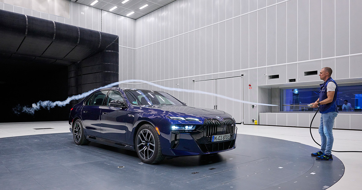 Arbejde med røgenheden i BMW Groups aeroakustiske vindtunnel. Foto: BMW