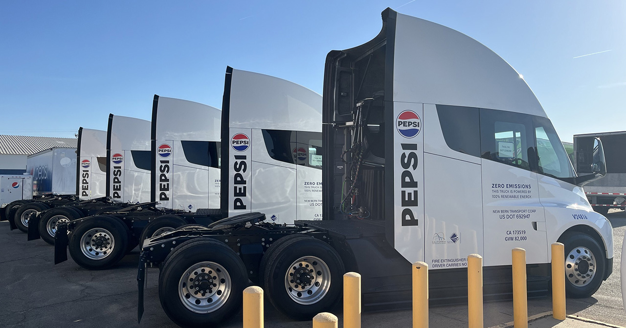 Tesla Semi-lastbiler ved PepsiCo's distributionsanlæg