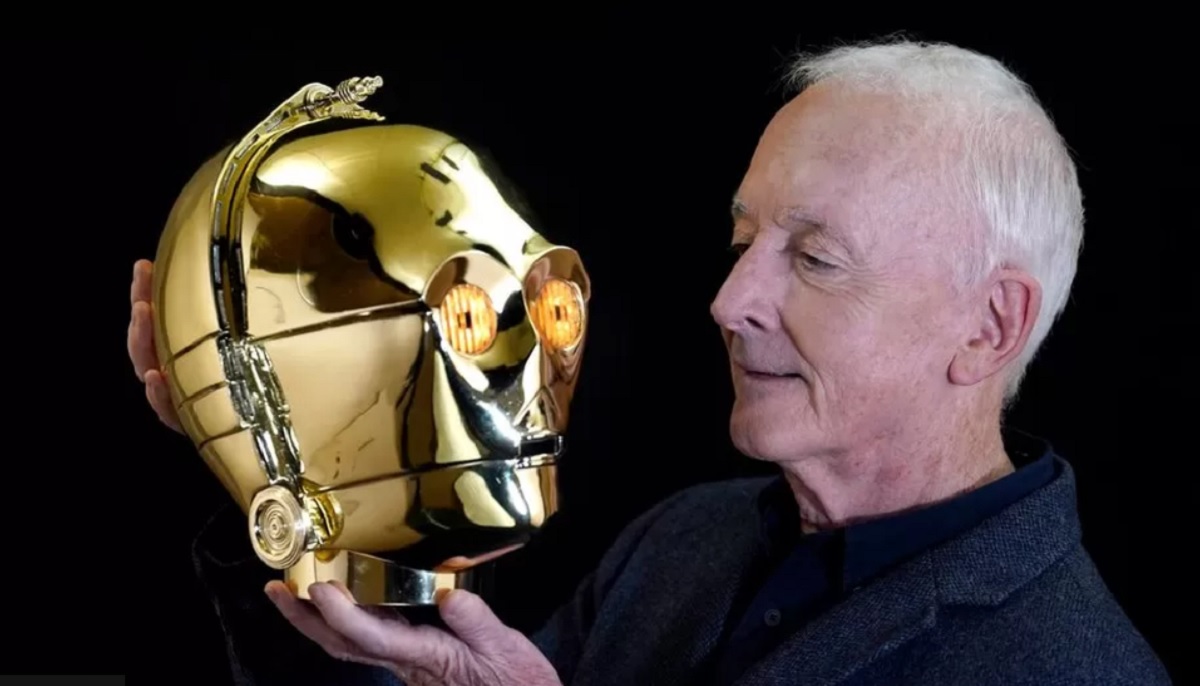 Hovedet af C-3PO fra Star Wars-filmsagaen blev solgt på auktion for 843.000 dollars. Skuespilleren Anthony Daniels, der spillede rollen som droiden, skilte sig af med en samling ikoniske rekvisitter...