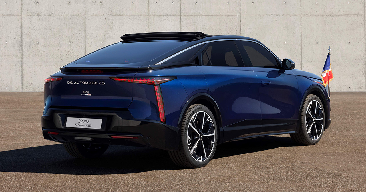 DS N°8 Précidentiel open-roof presidential car