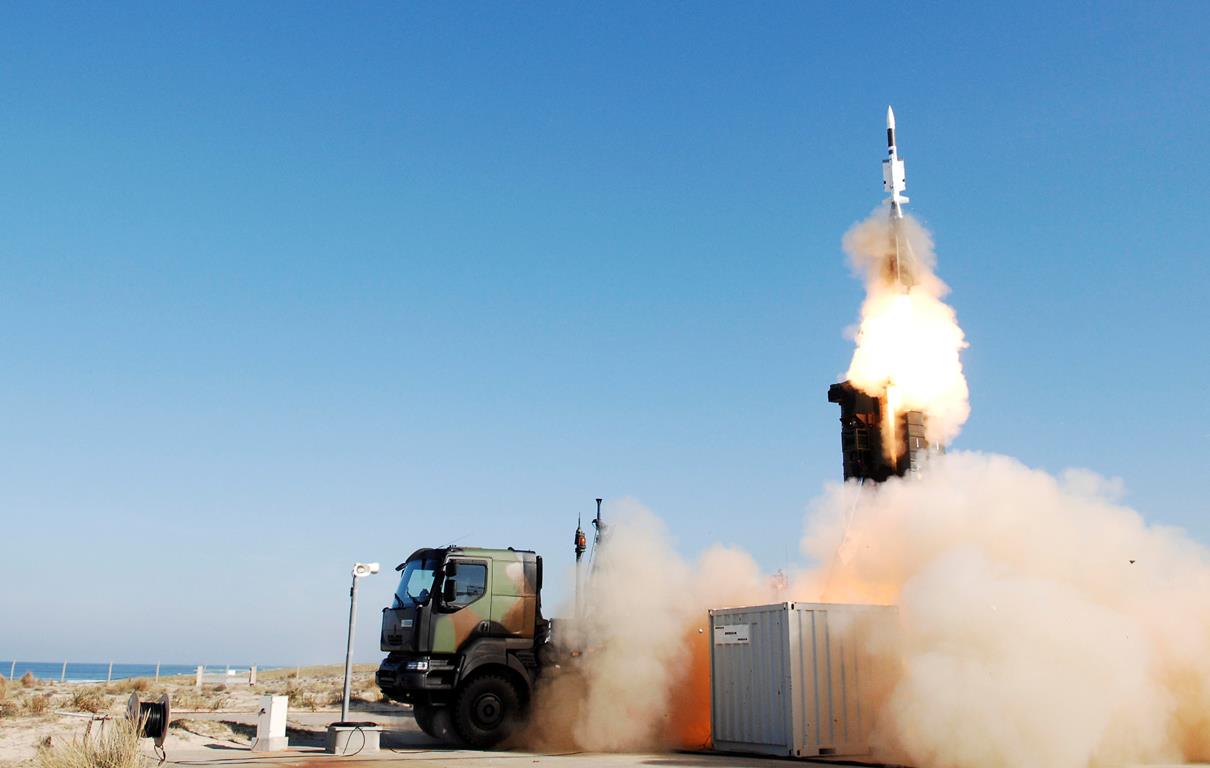 Affyring af et Aster 30-missil fra et SAMP/T-kampkøretøj. Illustration: MBDA