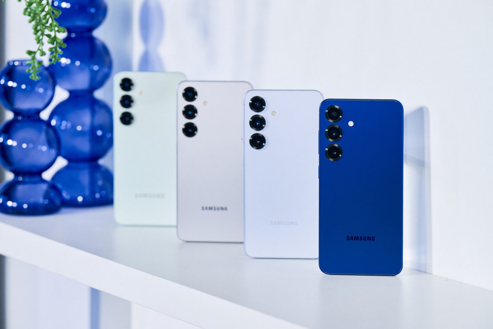 Samsung Galaxy S25-farvefamilien i et virkeligt miljø