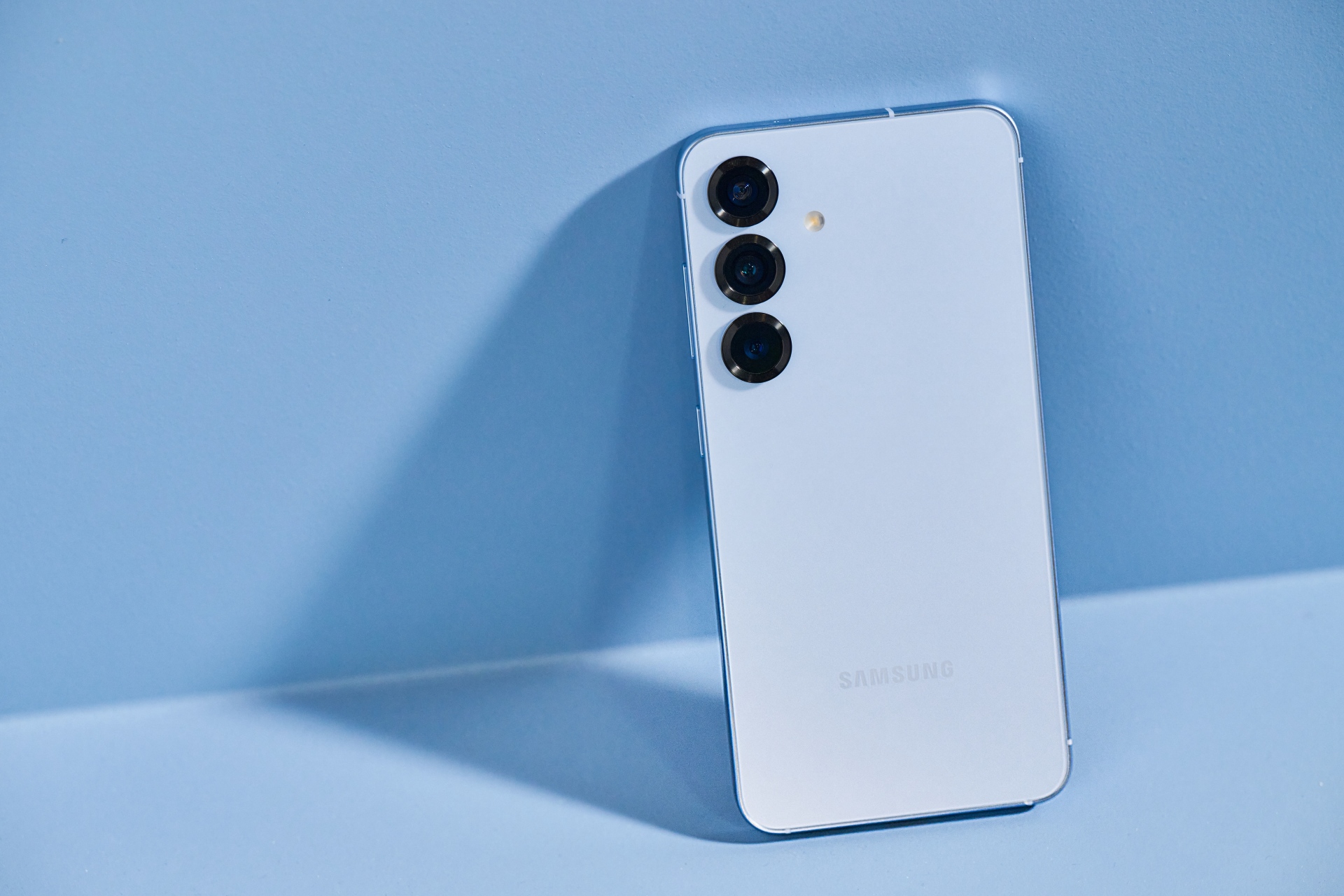 Samsung Galaxy S25+ i farven Icy Blue