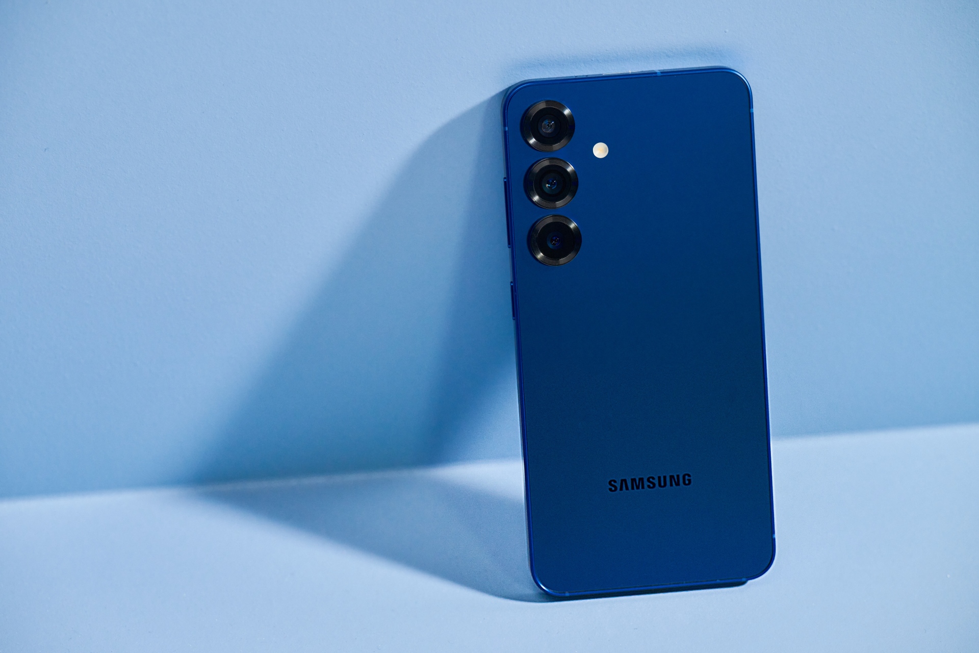 Samsung Galaxy S25+ i farven Navy