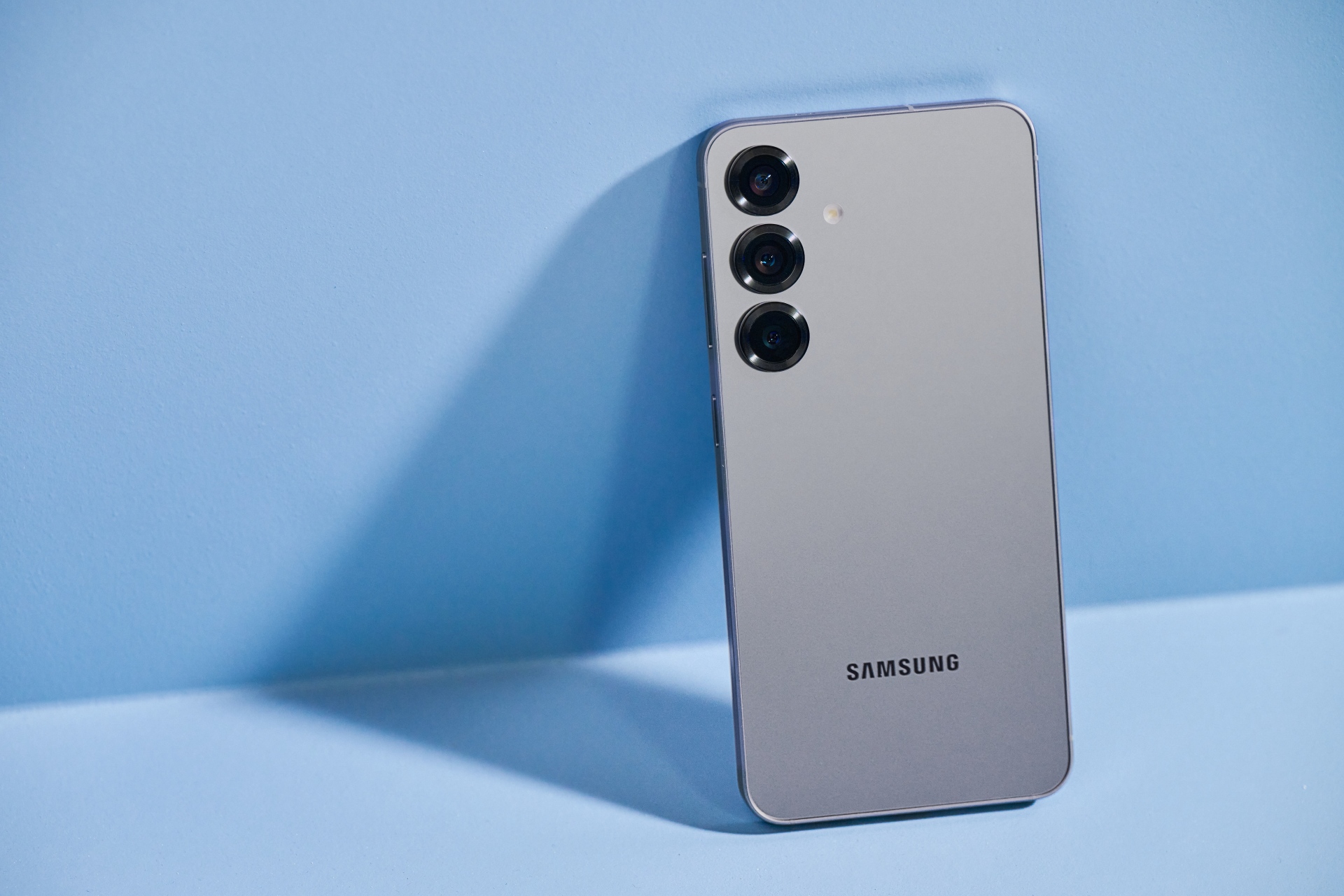 Samsung Galaxy S25+ i farven Silver Shadow