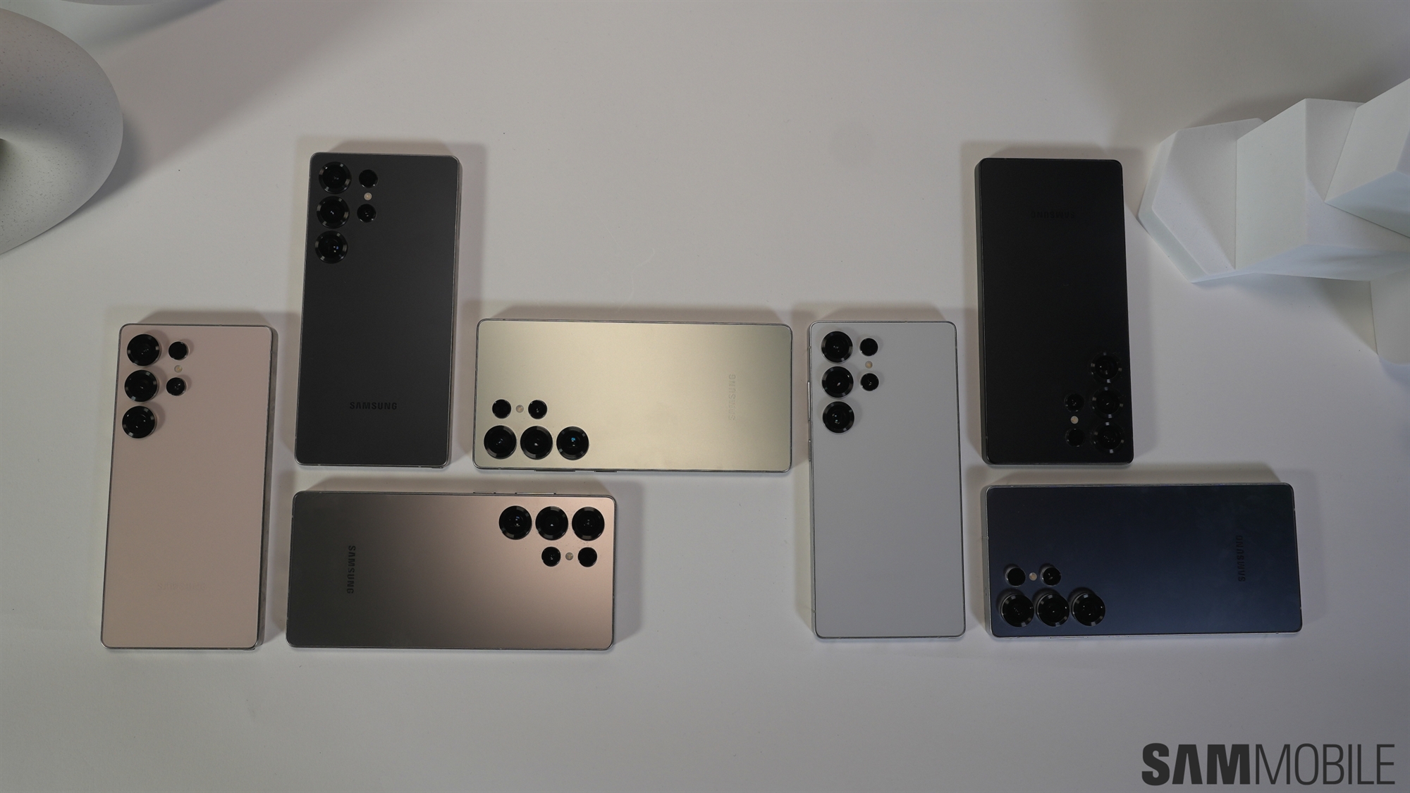 Alle farver af Samsung Galaxy S25 Ultra på bordet