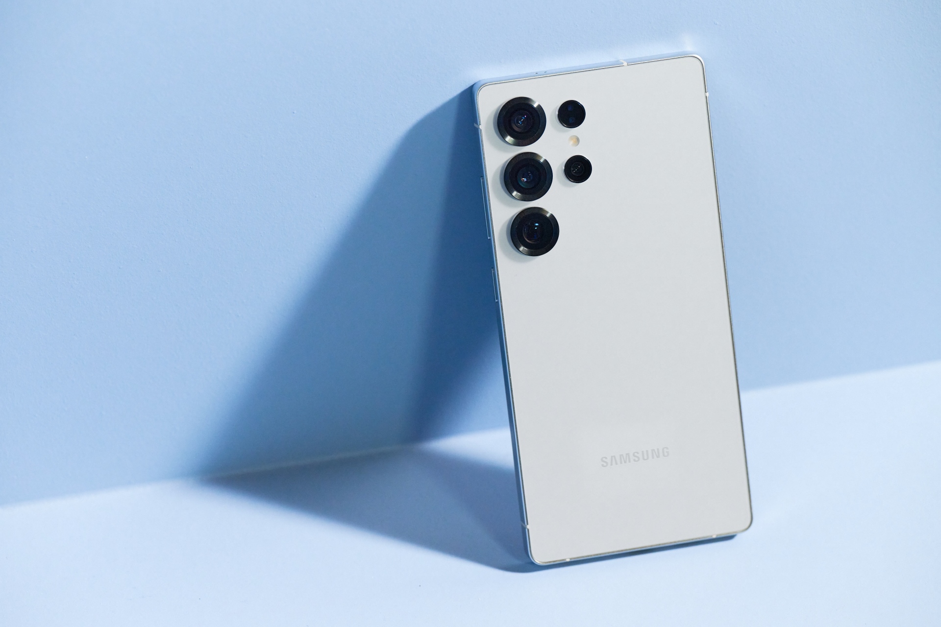 Samsung Galaxy S25 Ultra i farven Titanium White Silver