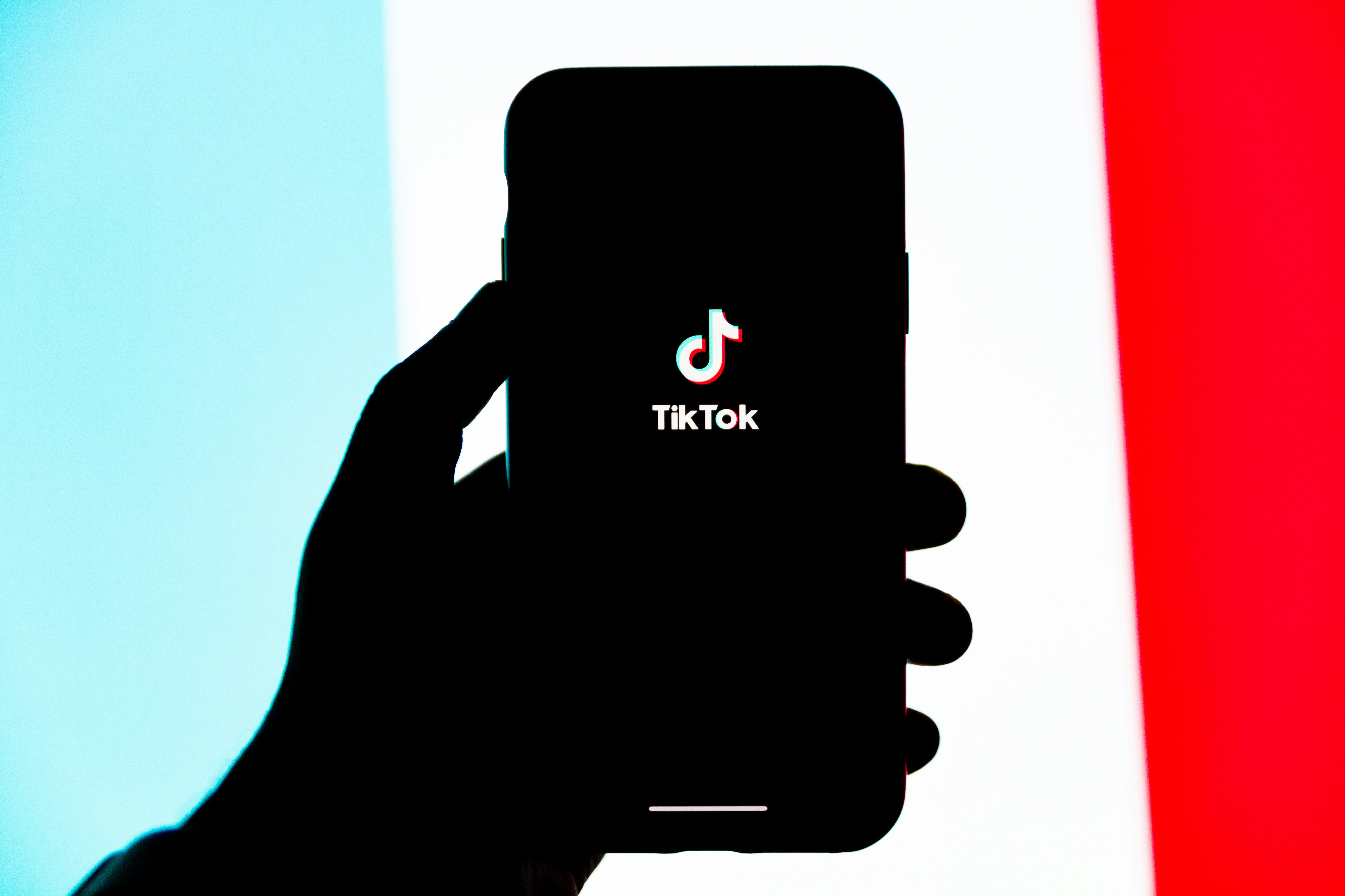 Universal Music har beskyldt TikTok for at presse og true med at erstatte musikere med kunstig intelligens.