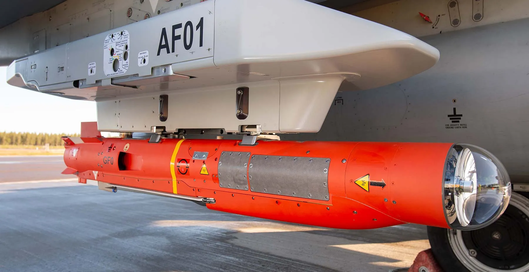 Raket Spear 3 under vingen af jagerflyet Typhoon