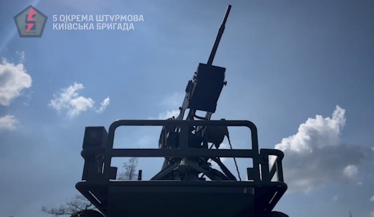Ukraines væbnede styrker viser de første optagelser af en jordbaseret pansret drone i aktion