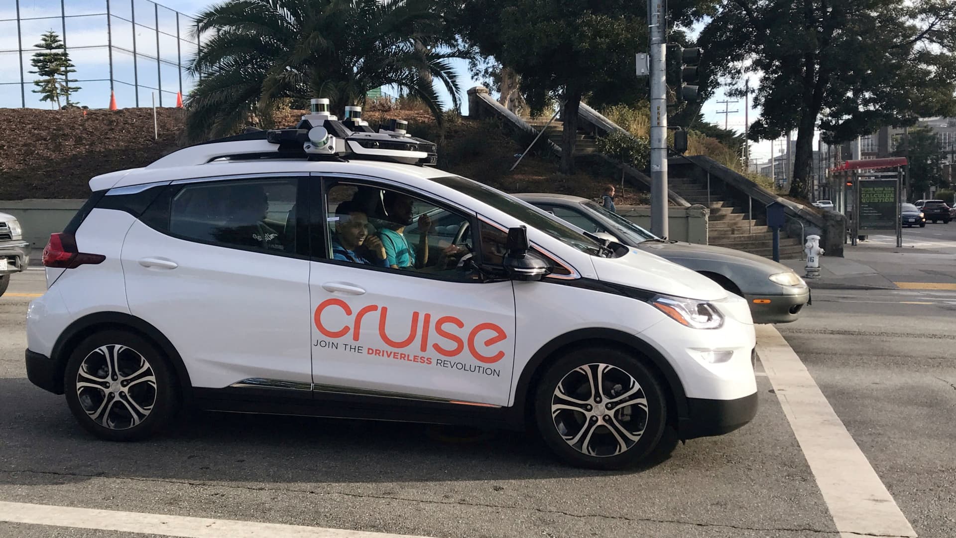 I San Francisco ramte en bil en fodgænger og kastede ham ind under hjulene på Cruise-robotbilen.