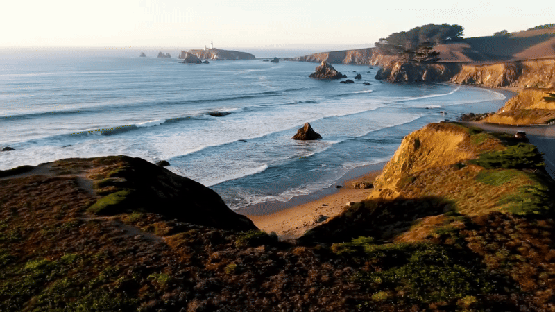 Luftfoto af en klippe over stranden