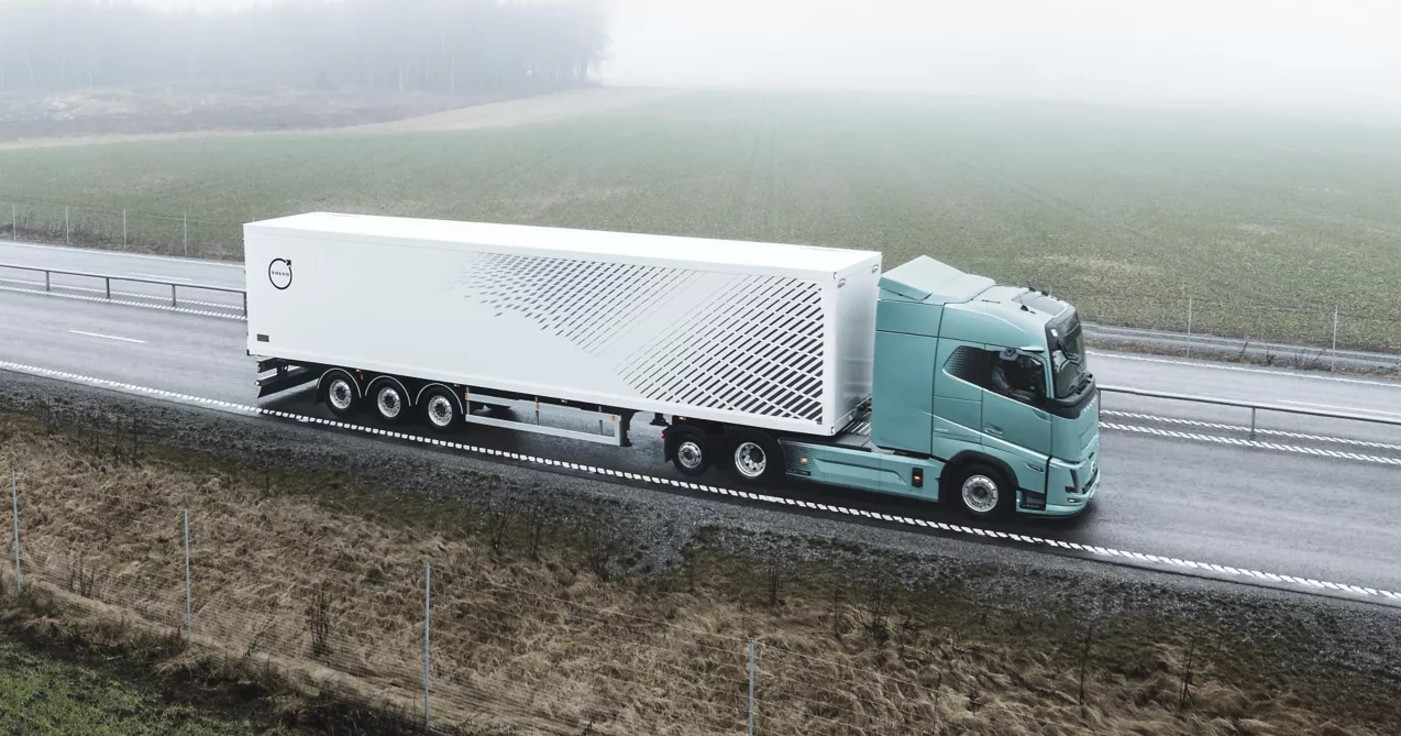 Landskabsbillede med elektrisk lastbil Volvo FH Aero Electric