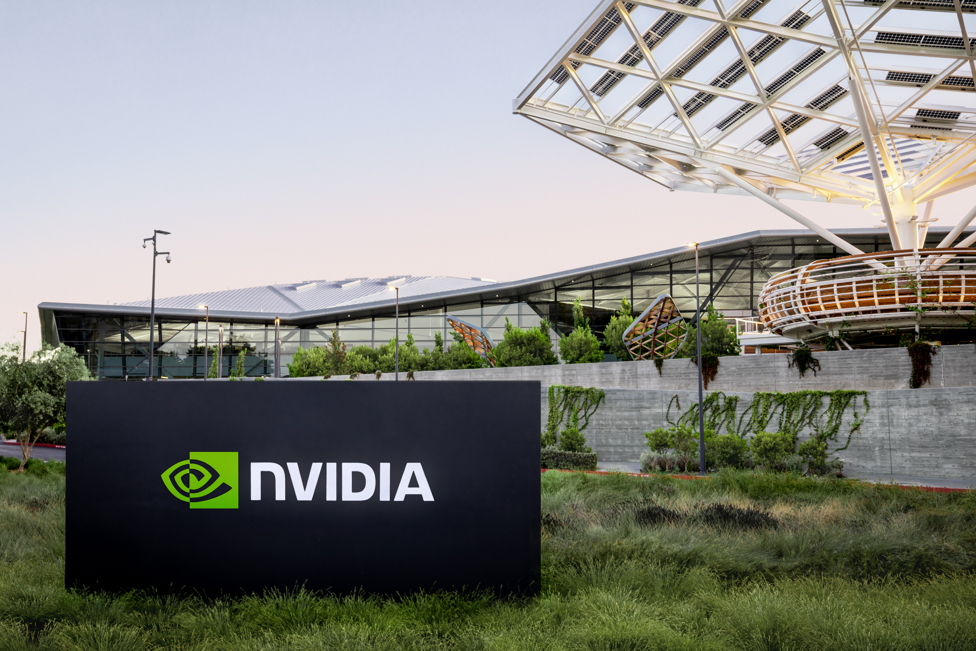 NVIDIA's markedsværdi overskrider for første gang 2 billioner dollars midt i AI-hypen