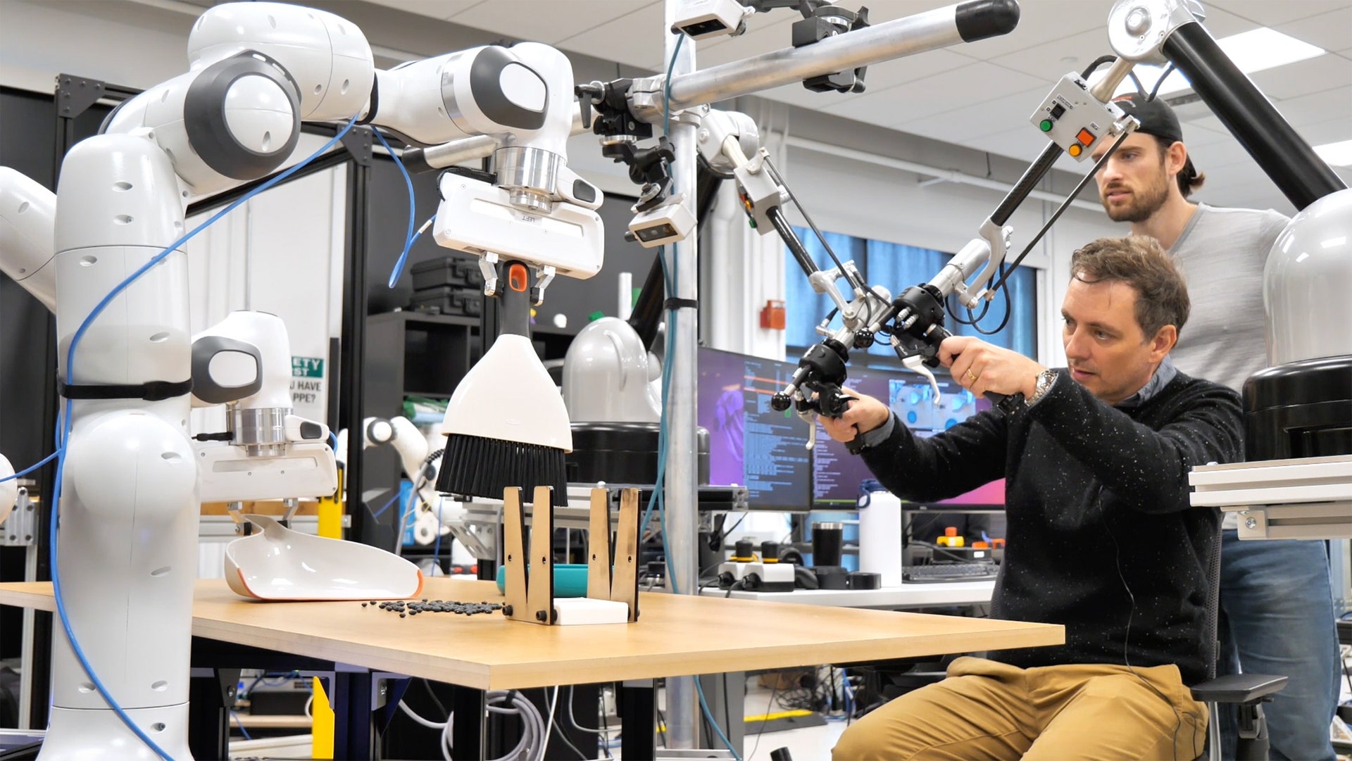 Toyota-robotter lærer at udføre pligter ved at kopiere menneskers handlinger