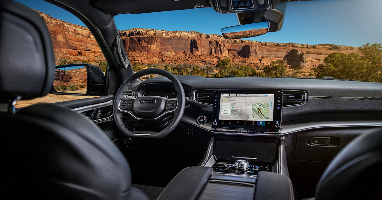 Jeep Wagoneer Overland - view 4