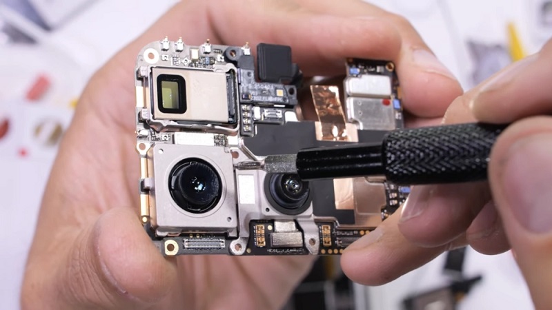 Scratched side edge of Nothing Phone (3)