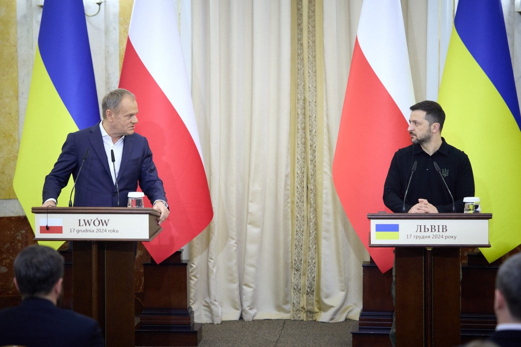 Ukraines præsident Volodymyr Zelenskyy og Polens premierminister Donald Tusk på en pressekonference